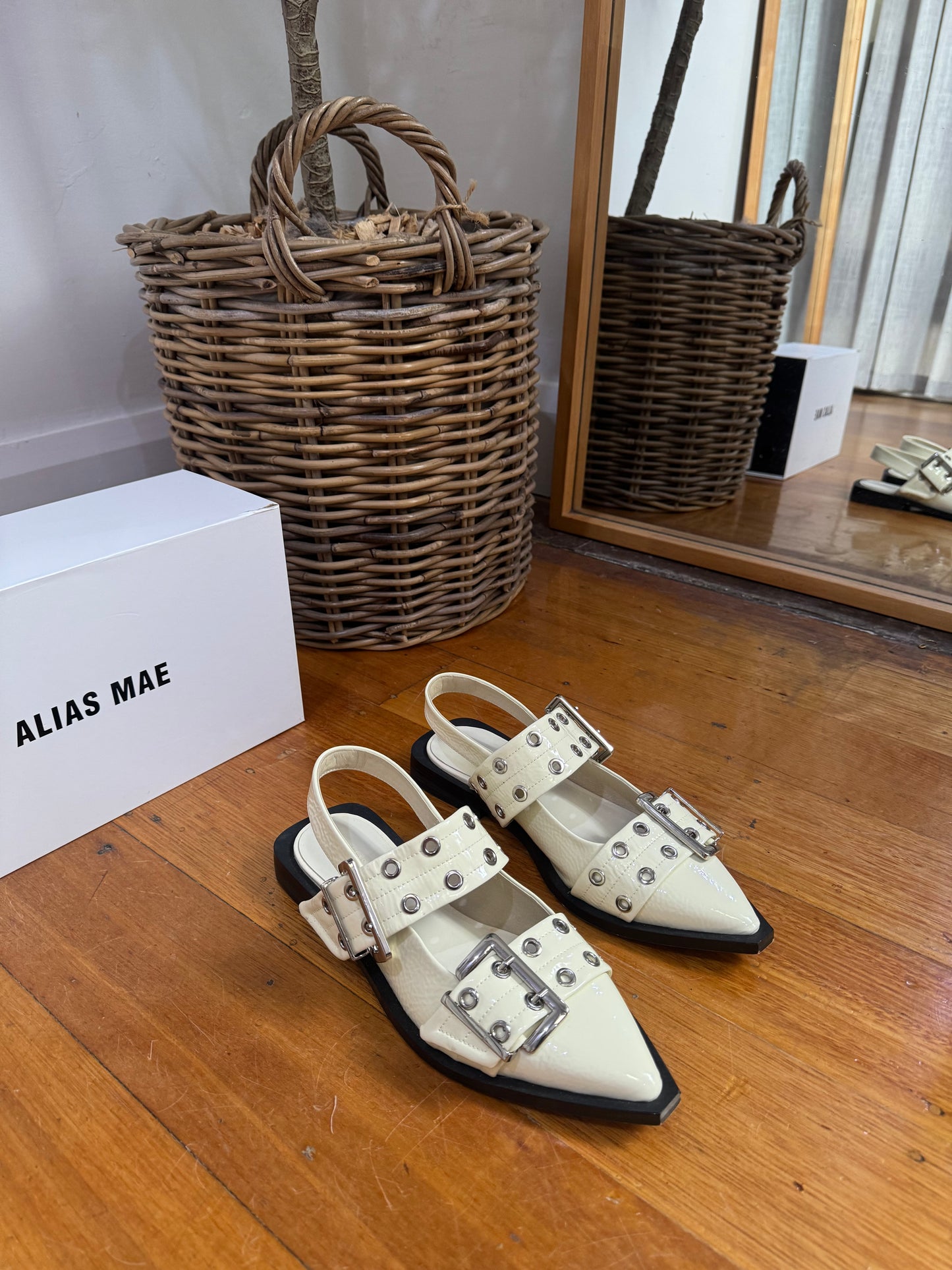 Alias Mae Zia Ivory Crinkle Patent Slingback - Size 37 (Like New)