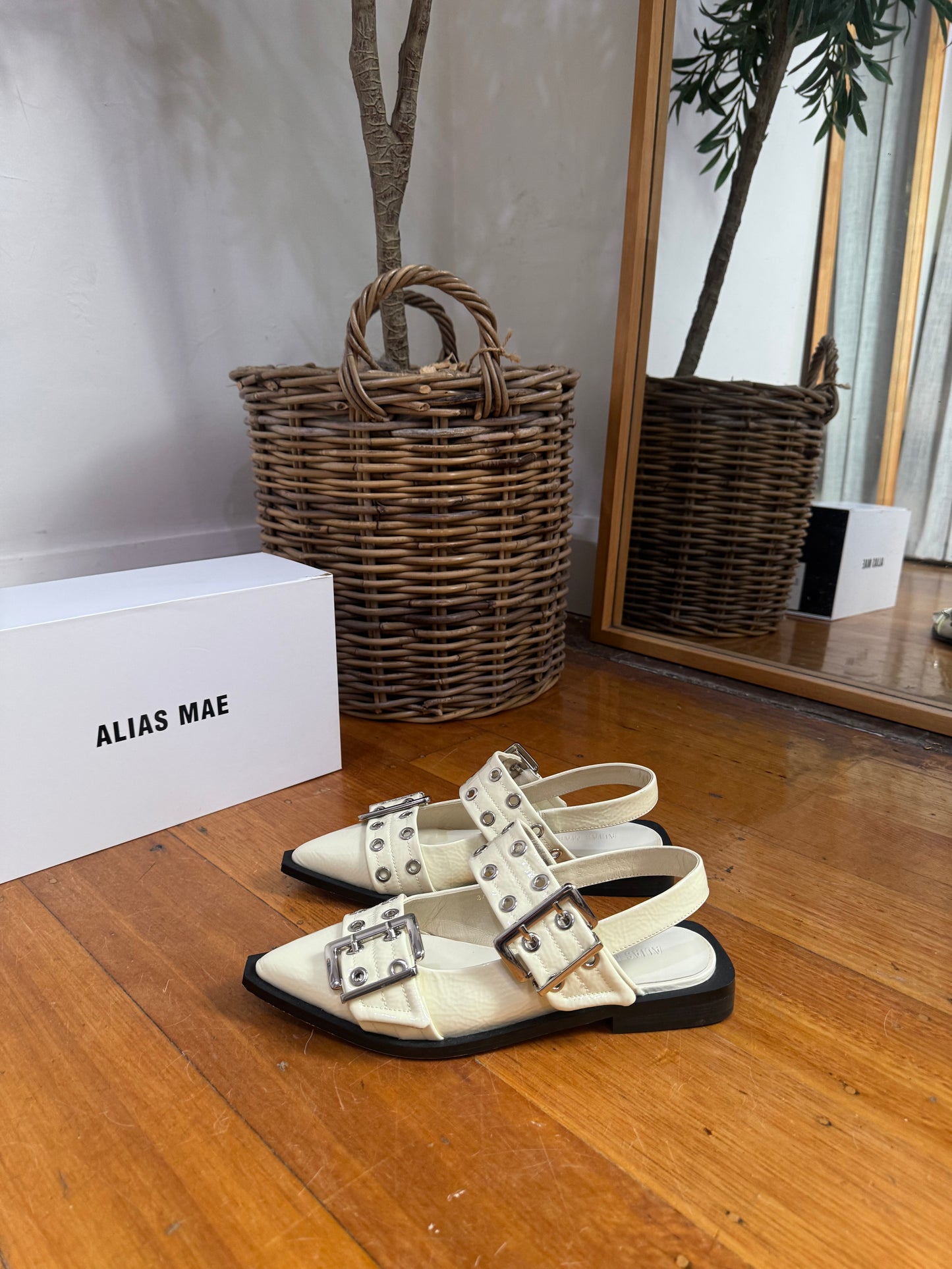 Alias Mae Zia Ivory Crinkle Patent Slingback - Size 37 (Like New)