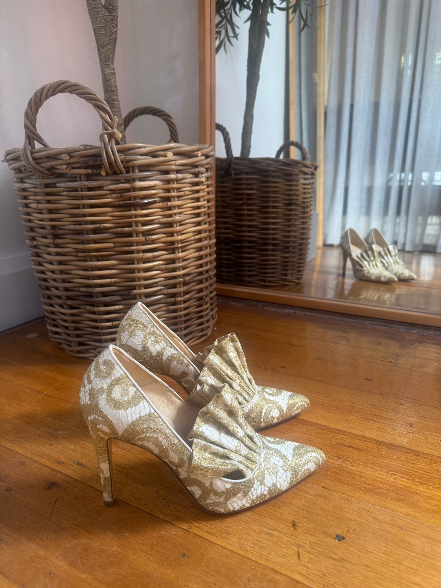 BIONDA CASTANA Daphne Gold Lace Heels - Size 39 (Like New in Box)