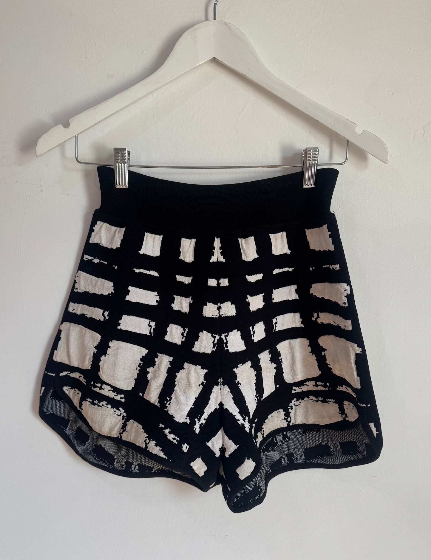 Scanlan Theodore Black & White Crepe Knit Shorts  - Size S