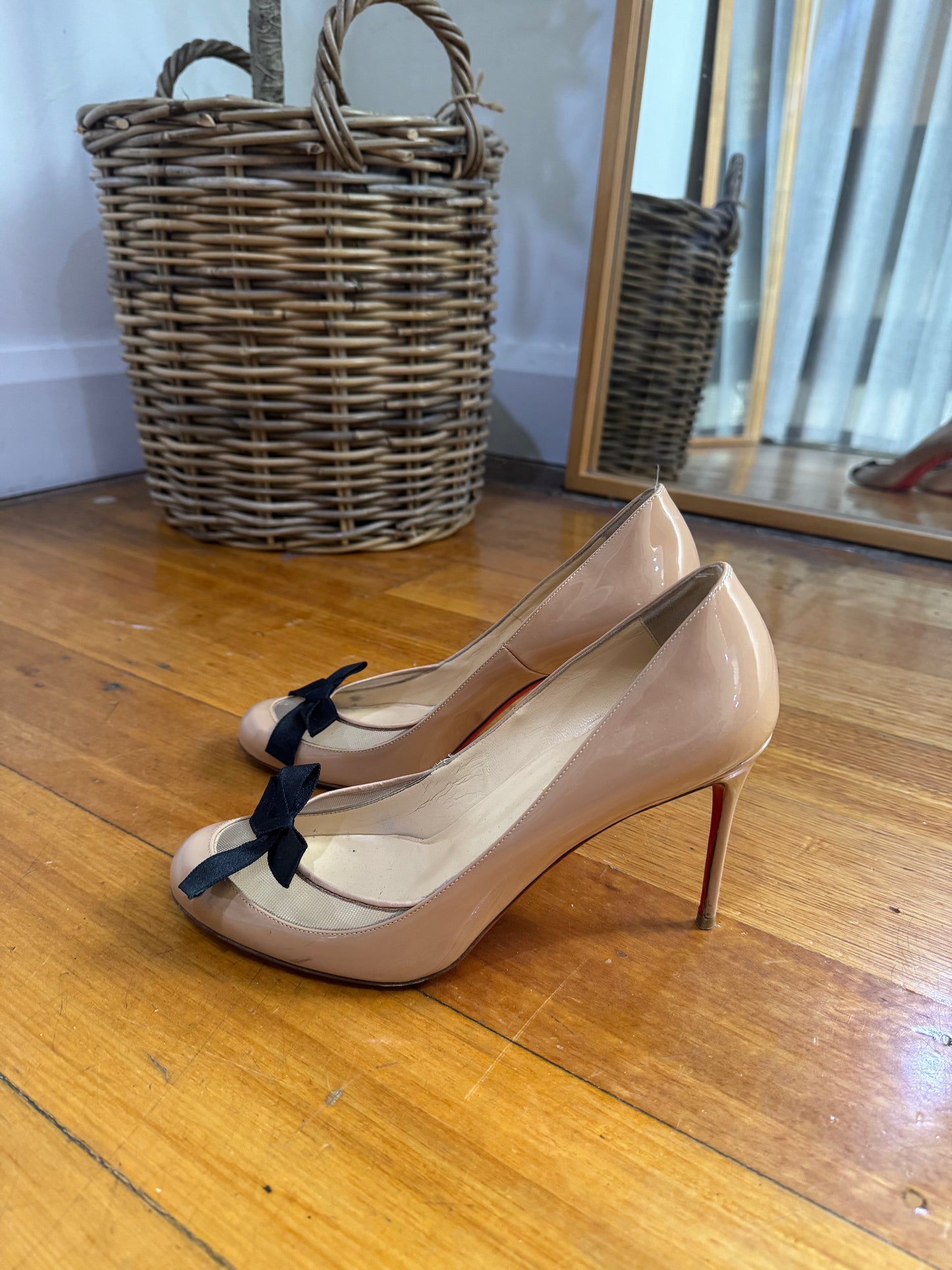 Christian Louboutin Love Me 100 Bow Pumps - Size 39 - Excellent Condition - Like New