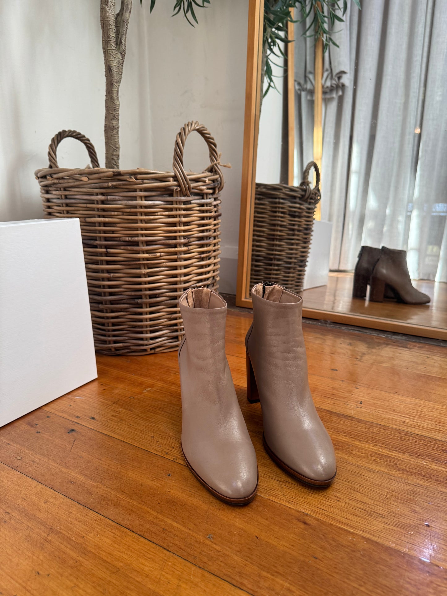 Dolci Firme - Bianca Buccheri Leather Ankle Boots - Size 38 (Brand New)