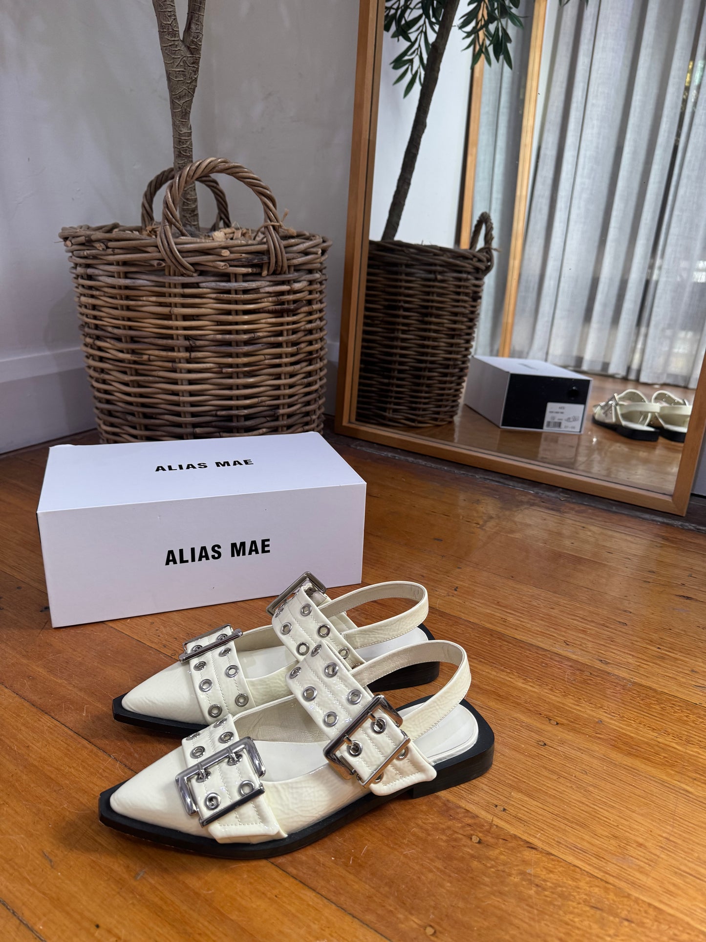 Alias Mae Zia Ivory Crinkle Patent Slingback - Size 37 (Like New)